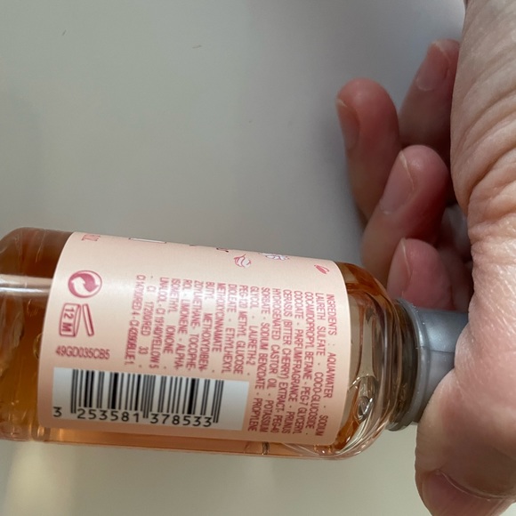 Set of 2 - L’occitane hand cream and bath and shower - Picture 2 of 5